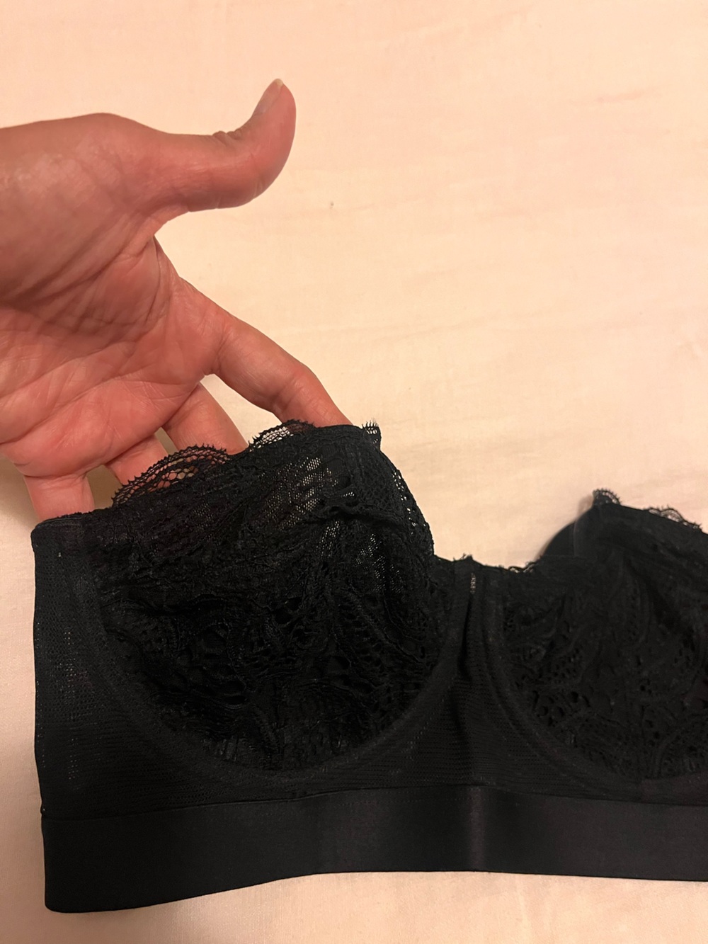 Lovely NWT 34C Black lace strapless bra